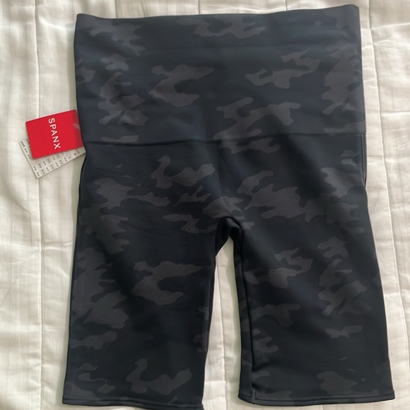 Spanx NWT! ❤️ size M - Picture 2 of 5